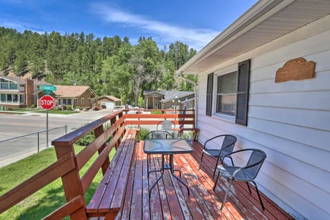 Sleek Deadwood Getaway < 1 Mi to Downtown! Apartment in Deadwood