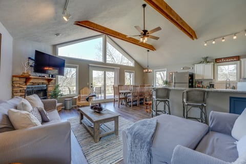 Reeds Spring Retreat w/ Lakeview Deck + Grill House in Table Rock Lake