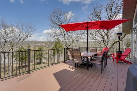 Reeds Spring Retreat w/ Lakeview Deck + Grill House in Table Rock Lake