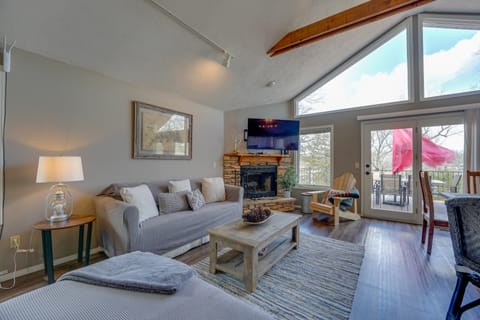 Reeds Spring Retreat w/ Lakeview Deck + Grill House in Table Rock Lake