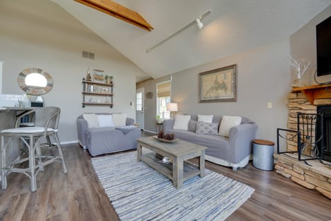 Reeds Spring Retreat w/ Lakeview Deck + Grill House in Table Rock Lake