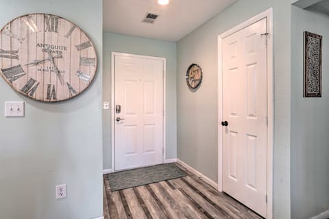 Family-Friendly Condo ~ 3 Mi to Branson Landing Apartment in Ozark Mountains