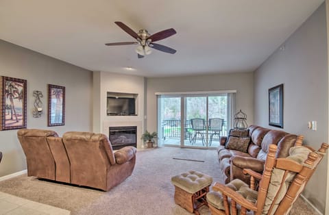 Lake-View Patio, Pool Table! Camdenton Family Unit Apartment in Ozark Mountains