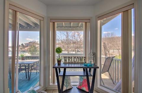 Lake-View Patio, Pool Access! Regatta Bay Condo Apartment in Village Four Seasons