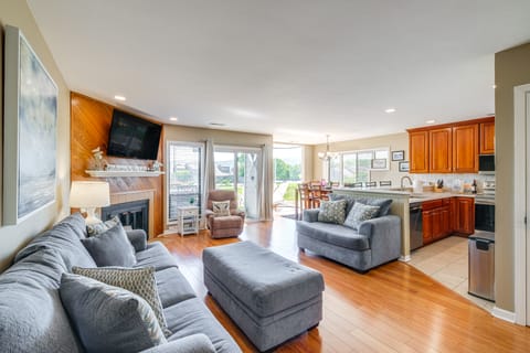 Sun-Filled Condo w/ Smith Mountain Lake Views Apartment in Smith Mountain Lake