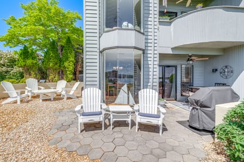 Sun-Filled Condo w/ Smith Mountain Lake Views Apartment in Smith Mountain Lake