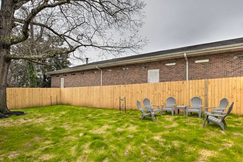 Cozy House w/ Private Yard, Close to Downtown House in Greenville