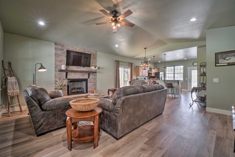 Modern Retreat w/ Deck: Walk to White River! House in Cotter