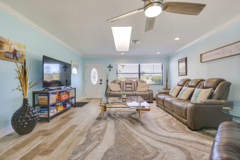 Luxe Jupiter Home w/ Pool House, Near Golf & Beach House in Jupiter