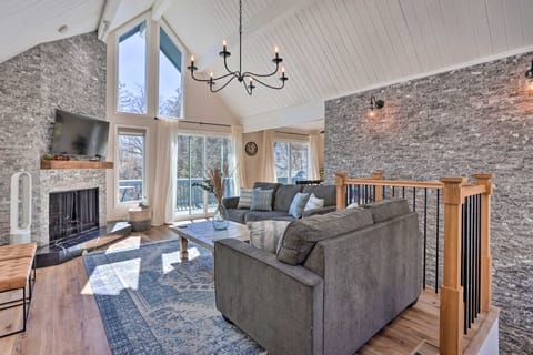 Stunning Lake Arrowhead Cabin w/ Lake Views! House in Lake Arrowhead