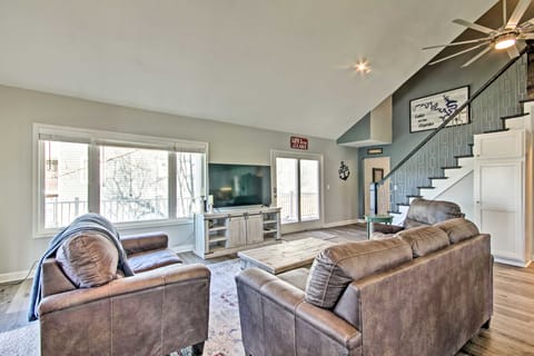 Boat Dock, Lake-View Decks! Ozarks Reunion Retreat House in Sunrise Beach