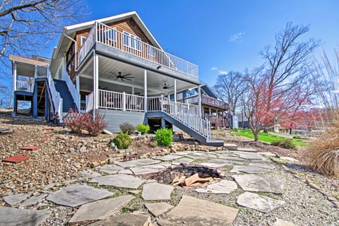 Boat Dock, Lake-View Decks! Ozarks Reunion Retreat House in Sunrise Beach
