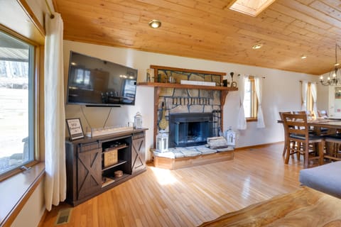 Lovely Terra Alta Cabin < 1 Mi to Alpine Lake House in Shenandoah Valley