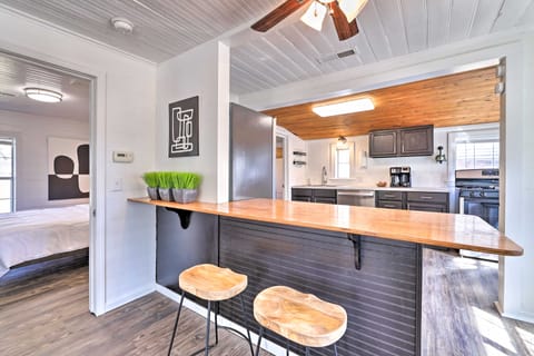 Idyllic Fayetteville Home - Walk to UA Campus! House in Fayetteville