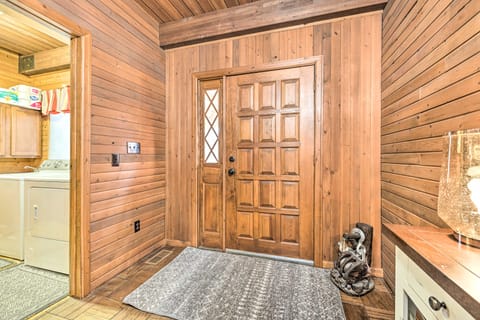 Spacious Syracuse Getaway w/ Waterfront Deck! House in Indiana