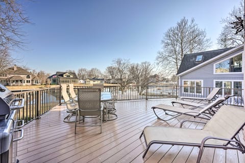 Spacious Syracuse Getaway w/ Waterfront Deck! House in Indiana