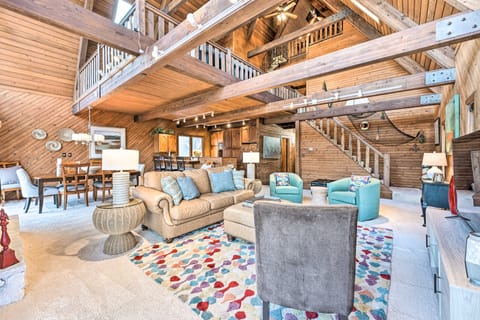 Spacious Syracuse Getaway w/ Waterfront Deck! House in Indiana