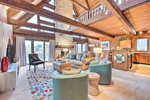 Spacious Syracuse Getaway w/ Waterfront Deck! House in Indiana