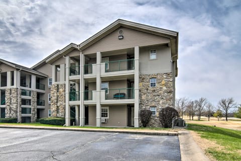 5 Mi to Holiday Shows! Resort Condo in Branson Apartment in Hollister