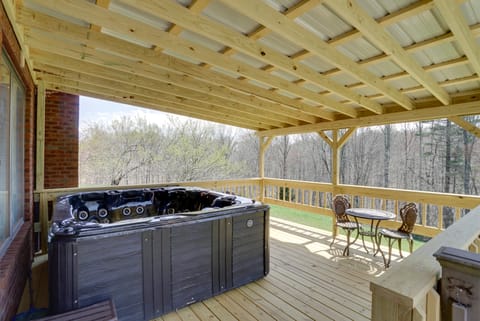 Spacious McArthur Home: Private Hot Tub + Pond! House in Ohio
