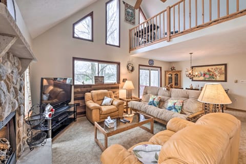 Walk to Beach: Lakefront Pocono Escape w/ Fire Pit House in Coolbaugh Township