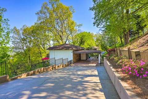 Bring Your Pets! Chattanooga Home w/ Dtwn Views House in East Ridge