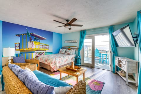 PCB Apt w/ Balcony & Gulf Views: Walk to Beach Apartment in Lower Grand Lagoon