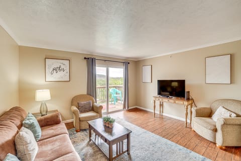 5 Mi to Silver Dollar City: Condo w/ Pool Access Apartment in Branson