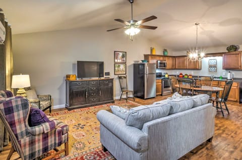 Pet-Friendly Brownsville Retreat w/ Porch! Apartment in Bowling Green