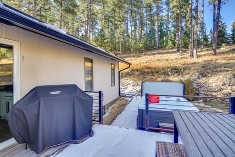 Modern Lead Cabin w/ Private Hot Tub & Fireplace! House in North Lawrence