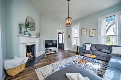 Spacious Abode, Walk to Texas Heroes Square! House in Gonzales