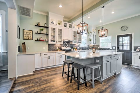 Spacious Abode, Walk to Texas Heroes Square! House in Gonzales