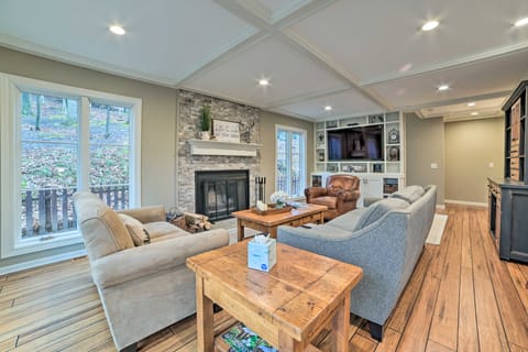 2 Mi to Tunnel of Trees: Home w/ Furnished Deck House in Michigan