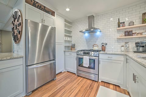 2 Mi to Tunnel of Trees: Home w/ Furnished Deck House in Michigan