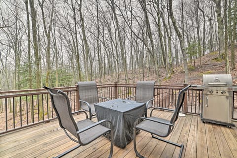 2 Mi to Tunnel of Trees: Home w/ Furnished Deck House in Michigan
