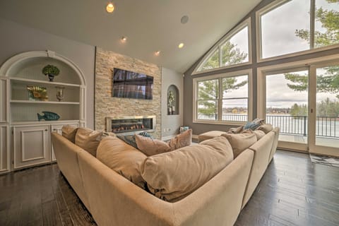 Luxe Waterfront Home w/ Private Lake Access! House in Michigan
