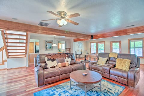 'Casa Especial' Family Retreat w/ Pool Table! Apartment in Albuquerque