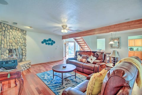 'Casa Especial' Family Retreat w/ Pool Table! Apartment in Albuquerque