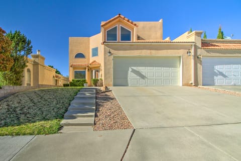 'Casa Especial' Family Retreat w/ Pool Table! Apartment in Albuquerque