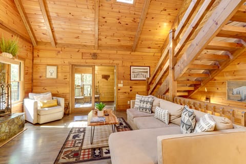 Blue Ridge Cabin w/ Hot Tub, Fire Pit, & Game Room House in Georgia