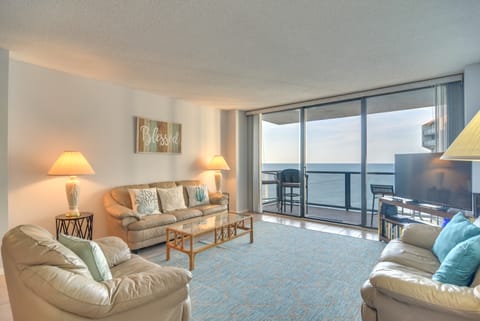 Pool & Stunning Views! Oceanfront Clearwater Condo Apartment in Clearwater Beach