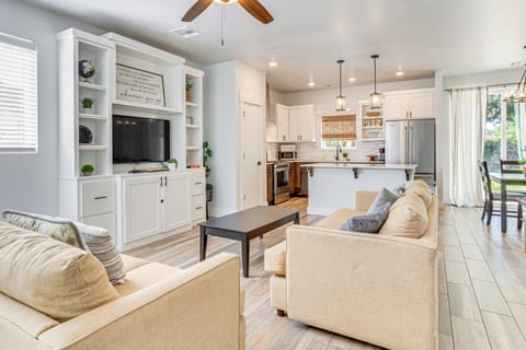 Stylish OKC Farmhouse w/ Garden - Close to OU House in Oklahoma City