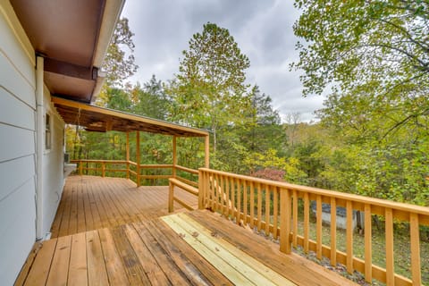 Rustic Retreat w/ Deck: 1 Mi to Table Rock Lake House in Table Rock Lake