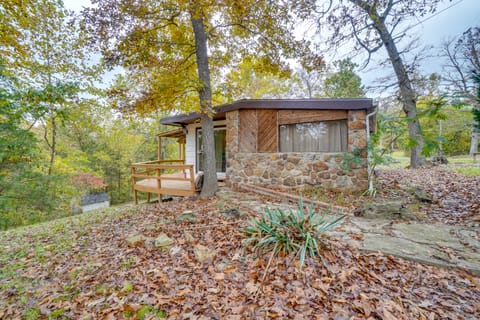 Rustic Retreat w/ Deck: 1 Mi to Table Rock Lake House in Table Rock Lake