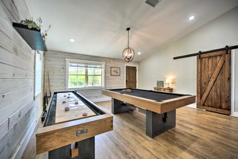 Gorgeous Cabin w/ Pergolas, Walk to River! House in Canyon Lake