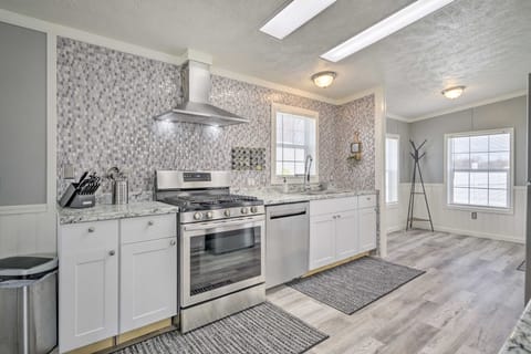 Chic Seneca Falls Home on Cayuga Wine Trail! Cottage in Fayette