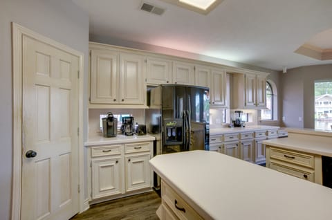 Grills & Boat Dock: ‘Comfy Cove’ on Lake Conroe House in Lake Conroe