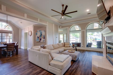 Grills & Boat Dock: ‘Comfy Cove’ on Lake Conroe House in Lake Conroe