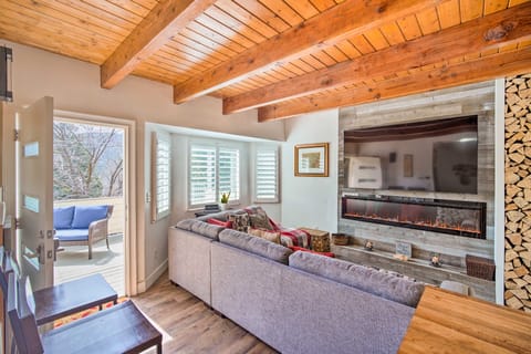 Crestline Cabin w/ Deck: 1 Mi to Lake Gregory House in Crestline