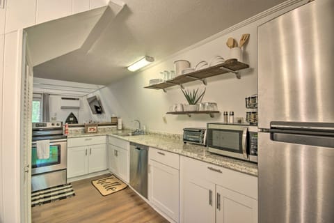 Quaint Tignall Cabin w/ Deck & Private Dock! House in Clarks Hill Lake